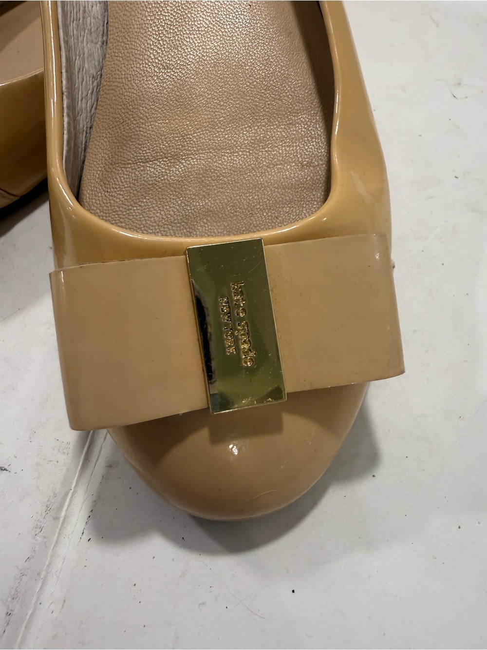 Kate Spade New York Nude Ballet Flats Shoes Bow Gold Size 7M Patent Leather - Picture 2 of 10